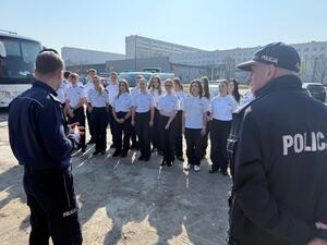 Na zdjęciu widać policjantów oraz uczestników akcji krwiodawstwa.