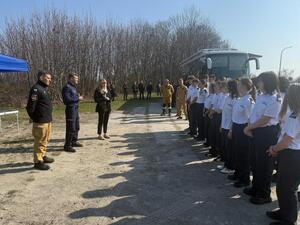Na zdjęciu widać policjantów oraz uczestników akcji krwiodawstwa.