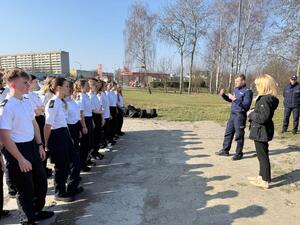 Na zdjęciu widać policjantów oraz uczestników akcji krwiodawstwa.