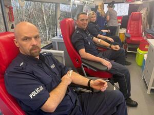 Na zdjęciu widać policjantów oraz uczestników akcji krwiodawstwa.