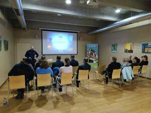 Na zdjęciu widać policjanta i uczestników warsztatów.