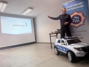 Na zdjęciu widać przebieg zajęć profilaktycznych w komendzie, w tym Policjantów, uczniów, przedszkolaków i wychowawczynie.