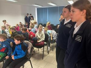 Na zdjęciu widać przebieg zajęć profilaktycznych w komendzie, w tym Policjantów, uczniów, przedszkolaków i wychowawczynie.