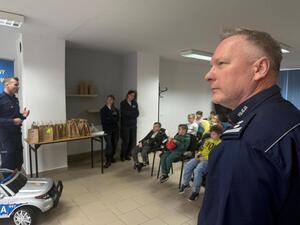 Na zdjęciu widać przebieg zajęć profilaktycznych w komendzie, w tym Policjantów, uczniów, przedszkolaków i wychowawczynie.