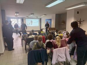 Na zdjęciu widać przebieg zajęć profilaktycznych w komendzie, w tym Policjantów, uczniów, przedszkolaków i wychowawczynie.