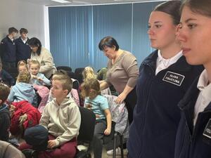 Na zdjęciu widać przebieg zajęć profilaktycznych w komendzie, w tym Policjantów, uczniów, przedszkolaków i wychowawczynie.