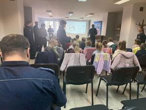 Na zdjęciu widać przebieg zajęć profilaktycznych w komendzie, w tym Policjantów, uczniów, przedszkolaków i wychowawczynie.
