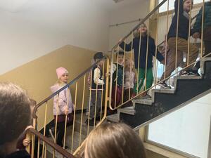 Na zdjęciu widać przebieg zajęć profilaktycznych w komendzie, w tym Policjantów, uczniów, przedszkolaków i wychowawczynie.