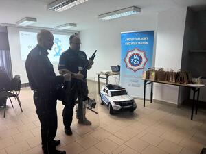 Na zdjęciu widać przebieg zajęć profilaktycznych w komendzie, w tym Policjantów, uczniów, przedszkolaków i wychowawczynie.