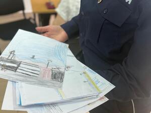 Na zdjęciu widać przebieg zajęć profilaktycznych w komendzie, w tym Policjantów, uczniów, przedszkolaków i wychowawczynie.