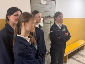 Na zdjęciu widać przebieg zajęć profilaktycznych w komendzie, w tym Policjantów, uczniów, przedszkolaków i wychowawczynie.