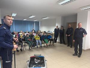 Na zdjęciu widać przebieg zajęć profilaktycznych w komendzie, w tym Policjantów, uczniów, przedszkolaków i wychowawczynie.