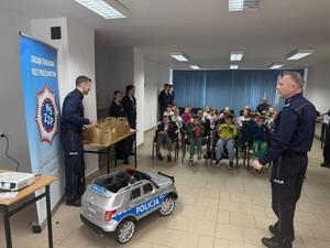 Na zdjęciu widać przebieg zajęć profilaktycznych w komendzie, w tym Policjantów, uczniów, przedszkolaków i wychowawczynie.
