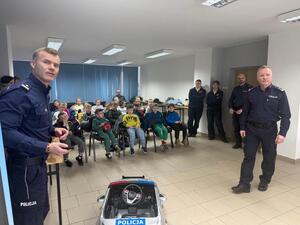 Na zdjęciu widać przebieg zajęć profilaktycznych w komendzie, w tym Policjantów, uczniów, przedszkolaków i wychowawczynie.