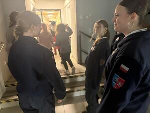 Na zdjęciu widać przebieg zajęć profilaktycznych w komendzie, w tym Policjantów, uczniów, przedszkolaków i wychowawczynie.