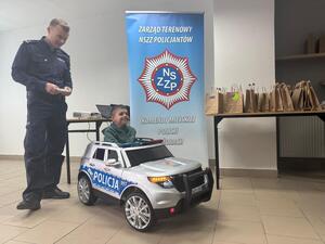 Na zdjęciu widać przebieg zajęć profilaktycznych w komendzie, w tym Policjantów, uczniów, przedszkolaków i wychowawczynie.