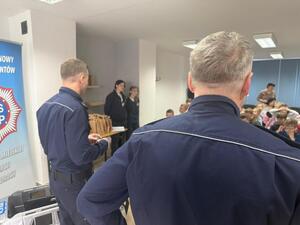 Na zdjęciu widać przebieg zajęć profilaktycznych w komendzie, w tym Policjantów, uczniów, przedszkolaków i wychowawczynie.