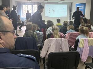 Na zdjęciu widać przebieg zajęć profilaktycznych w komendzie, w tym Policjantów, uczniów, przedszkolaków i wychowawczynie.