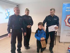 Na zdjęciu widać przebieg zajęć profilaktycznych w komendzie, w tym Policjantów, uczniów, przedszkolaków i wychowawczynie.