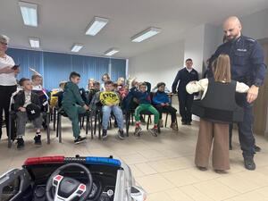 Na zdjęciu widać przebieg zajęć profilaktycznych w komendzie, w tym Policjantów, uczniów, przedszkolaków i wychowawczynie.