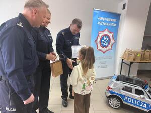 Na zdjęciu widać przebieg zajęć profilaktycznych w komendzie, w tym Policjantów, uczniów, przedszkolaków i wychowawczynie.