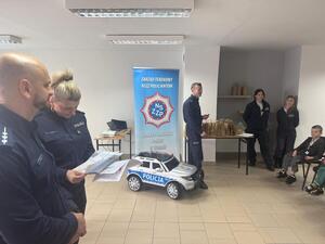 Na zdjęciu widać przebieg zajęć profilaktycznych w komendzie, w tym Policjantów, uczniów, przedszkolaków i wychowawczynie.