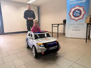 Na zdjęciu widać przebieg zajęć profilaktycznych w komendzie, w tym Policjantów, uczniów, przedszkolaków i wychowawczynie.