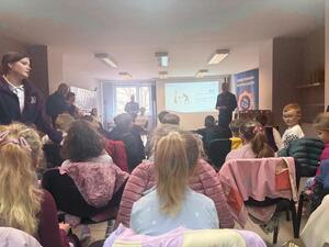 Na zdjęciu widać przebieg zajęć profilaktycznych w komendzie, w tym Policjantów, uczniów, przedszkolaków i wychowawczynie.