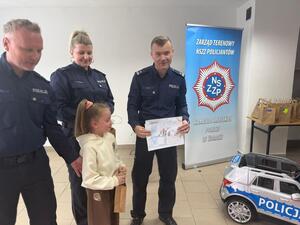 Na zdjęciu widać przebieg zajęć profilaktycznych w komendzie, w tym Policjantów, uczniów, przedszkolaków i wychowawczynie.