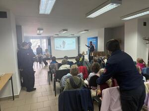 Na zdjęciu widać przebieg zajęć profilaktycznych w komendzie, w tym Policjantów, uczniów, przedszkolaków i wychowawczynie.