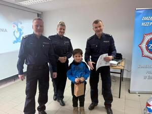 Na zdjęciu widać przebieg zajęć profilaktycznych w komendzie, w tym Policjantów, uczniów, przedszkolaków i wychowawczynie.