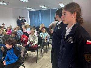Na zdjęciu widać przebieg zajęć profilaktycznych w komendzie, w tym Policjantów, uczniów, przedszkolaków i wychowawczynie.