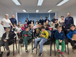 Na zdjęciu widać przebieg zajęć profilaktycznych w komendzie, w tym Policjantów, uczniów, przedszkolaków i wychowawczynie.