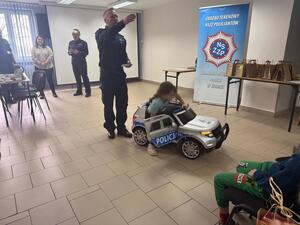 Na zdjęciu widać przebieg zajęć profilaktycznych w komendzie, w tym Policjantów, uczniów, przedszkolaków i wychowawczynie.