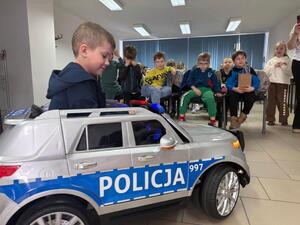 Na zdjęciu widać przebieg zajęć profilaktycznych w komendzie, w tym Policjantów, uczniów, przedszkolaków i wychowawczynie.