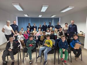 Na zdjęciu widać przebieg zajęć profilaktycznych w komendzie, w tym Policjantów, uczniów, przedszkolaków i wychowawczynie.