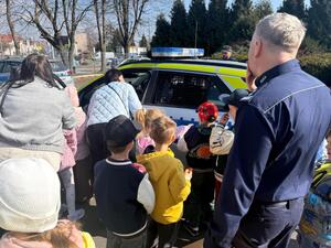 Na zdjęciu widać przebieg zajęć profilaktycznych w komendzie, w tym Policjantów, uczniów, przedszkolaków i wychowawczynie.