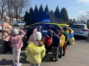 Na zdjęciu widać przebieg zajęć profilaktycznych w komendzie, w tym Policjantów, uczniów, przedszkolaków i wychowawczynie.