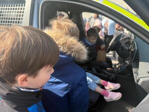 Na zdjęciu widać przebieg zajęć profilaktycznych w komendzie, w tym Policjantów, uczniów, przedszkolaków i wychowawczynie.