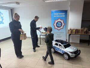 Na zdjęciu widać przebieg zajęć profilaktycznych w komendzie, w tym Policjantów, uczniów, przedszkolaków i wychowawczynie.