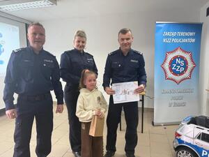 Na zdjęciu widać przebieg zajęć profilaktycznych w komendzie, w tym Policjantów, uczniów, przedszkolaków i wychowawczynie.