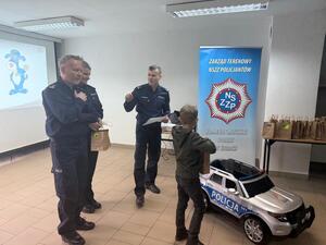 Na zdjęciu widać przebieg zajęć profilaktycznych w komendzie, w tym Policjantów, uczniów, przedszkolaków i wychowawczynie.