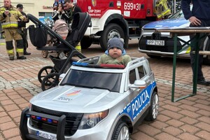 Na zdjęciu widać przedszkoiaki, maskotki, policjantów i mieszkańców Żor po zakończonym pochodzie.