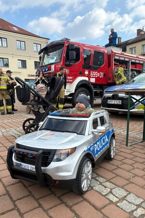Na zdjęciu widać przedszkoiaki, maskotki, policjantów i mieszkańców Żor po zakończonym pochodzie.