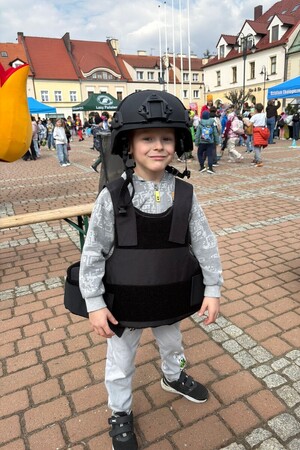 Na zdjęciu widać przedszkoiaki, maskotki, policjantów i mieszkańców Żor po zakończonym pochodzie.