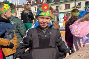 Na zdjęciu widać przedszkoiaki, maskotki, policjantów i mieszkańców Żor po zakończonym pochodzie.