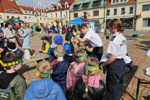 Na zdjęciu widać przedszkoiaki, maskotki, policjantów i mieszkańców Żor po zakończonym pochodzie.