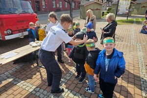 Na zdjęciu widać przedszkoiaki, maskotki, policjantów i mieszkańców Żor po zakończonym pochodzie.