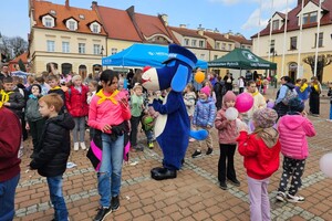 Na zdjęciu widać przedszkoiaki, maskotki, policjantów i mieszkańców Żor po zakończonym pochodzie.