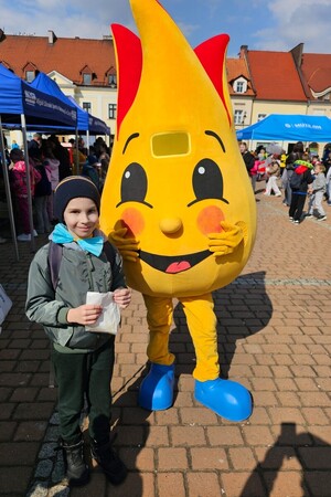 Na zdjęciu widać przedszkoiaki, maskotki, policjantów i mieszkańców Żor po zakończonym pochodzie.